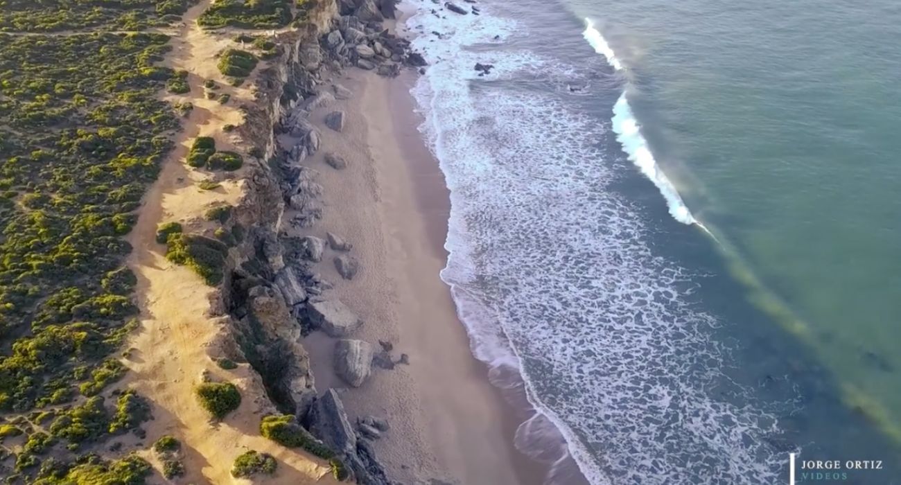 Una impresionante imagen aérea de una de las calas de Roche.