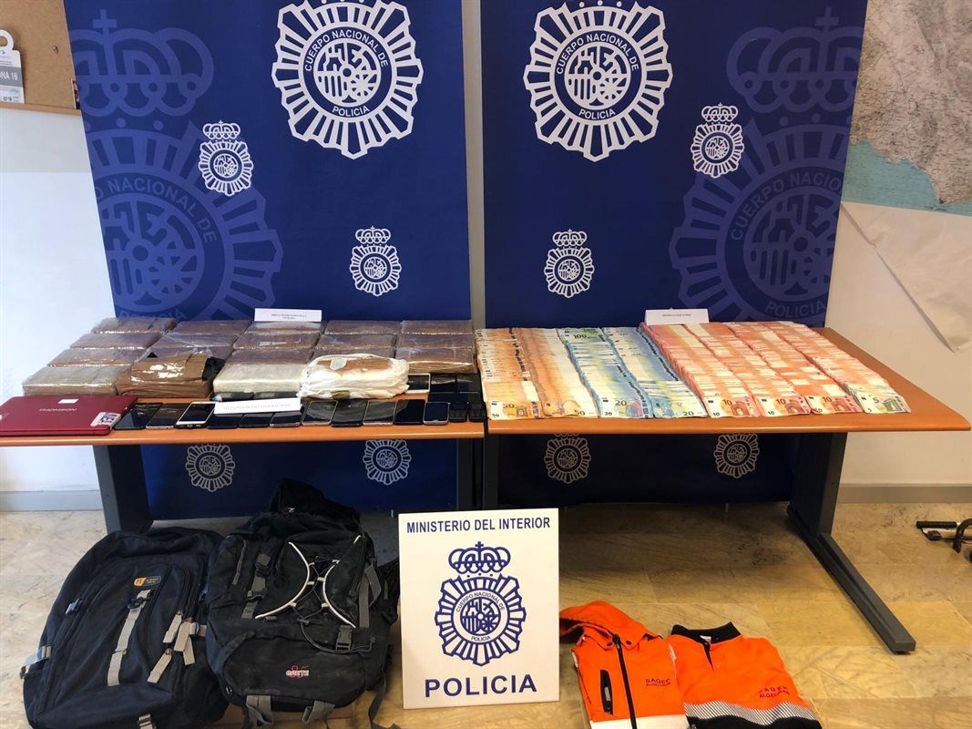 Droga incautada y dinero en metálico intervenido por la Policía.