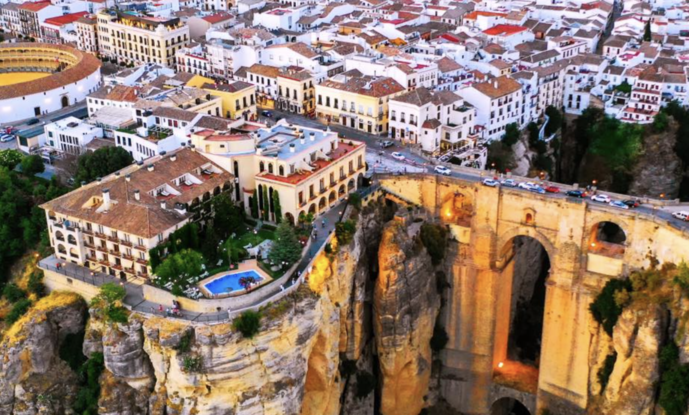 Vista aérea, en una imagen del Ayuntamiento de Ronda, del espectacular conjunto histórico de la localidad malagueña.