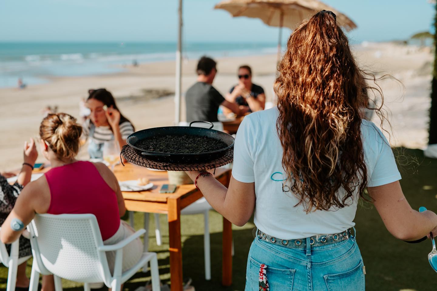 Una camarera en el Chinini Beach, uno de los chiringuitos más famosos de la costa de Cádiz, en una imagen del local.
