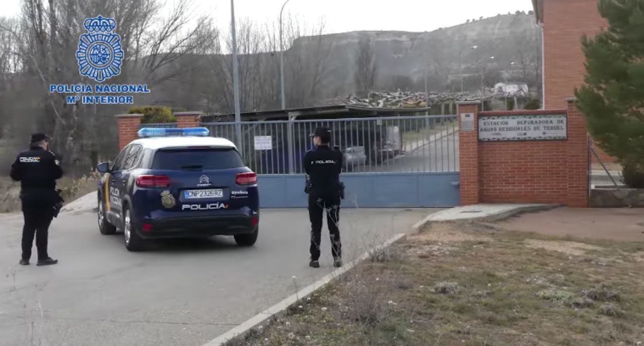Dos agentes de la Policía Nacional, en la depuradora en la que fue encontrado el feto de una niña.