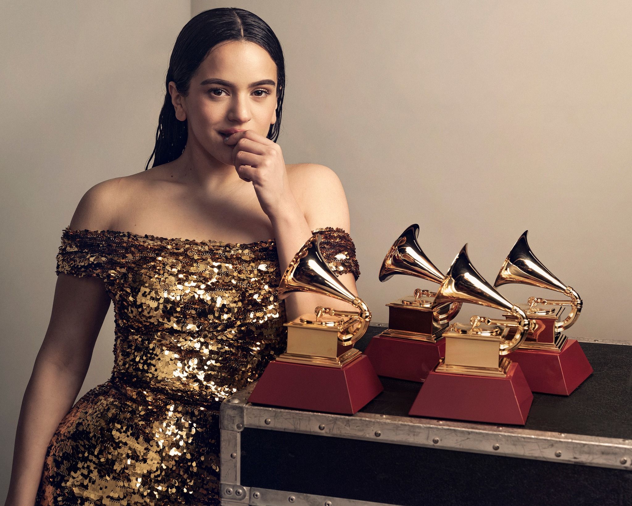 Rosalía, con los Grammy Latinos ganados en la última edición.