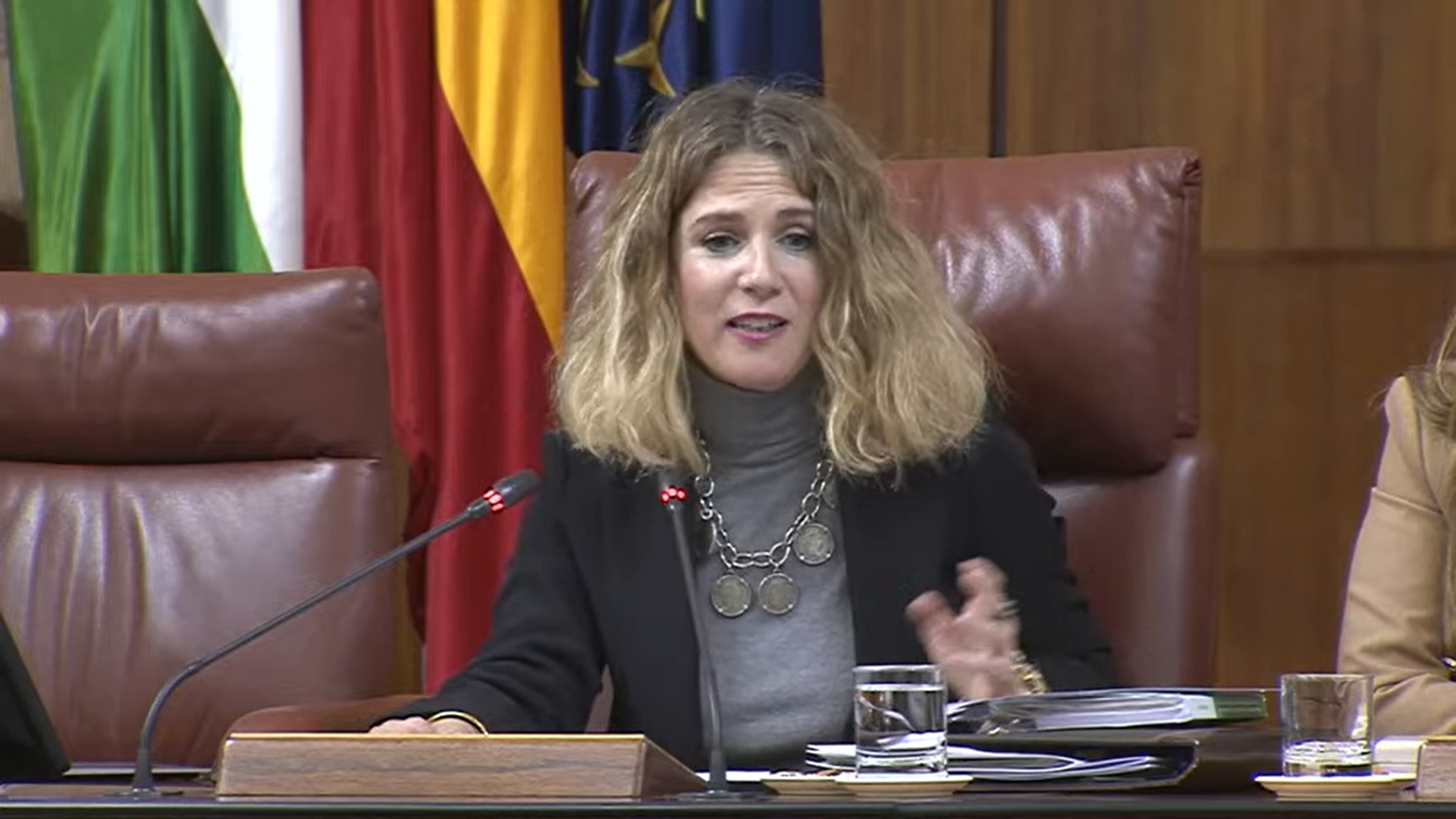 Ana Mestre llamando la atención a Ángeles Férriz.