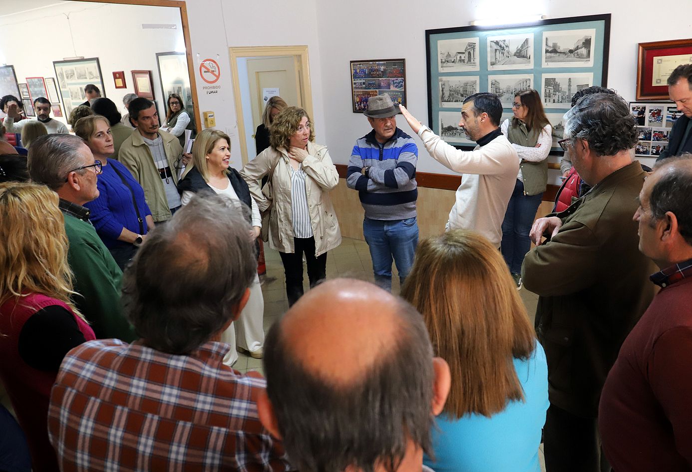 Nuevas actuaciones en Picadueñas Alta en Jerez: acciones en el acerado y arbolado. En la imagen, la alcaldesa en la visita a la barriada.