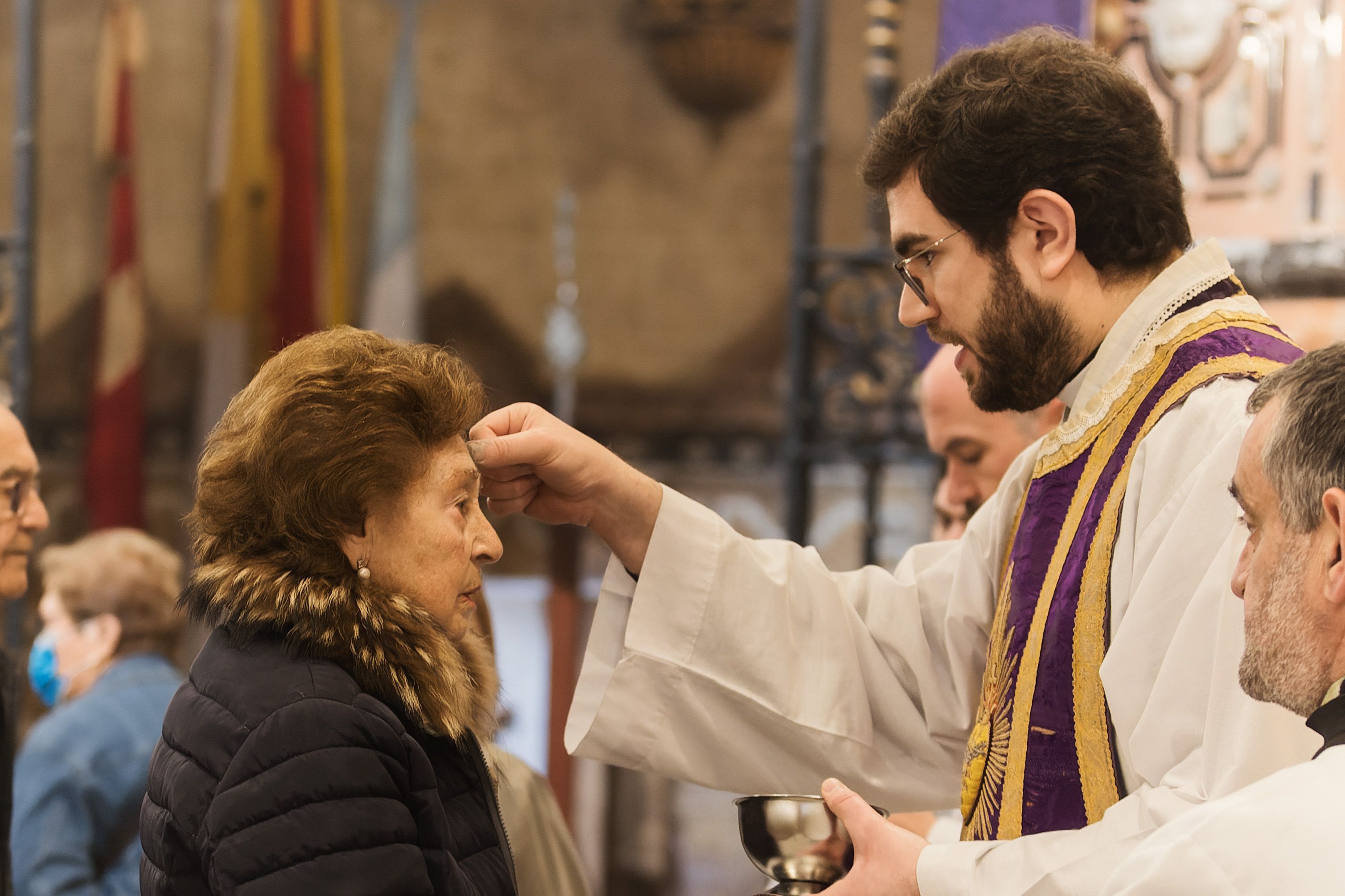Un sacerdote imponiendo la ceniza en San Marcos.      CANDELA NÚÑEZ
