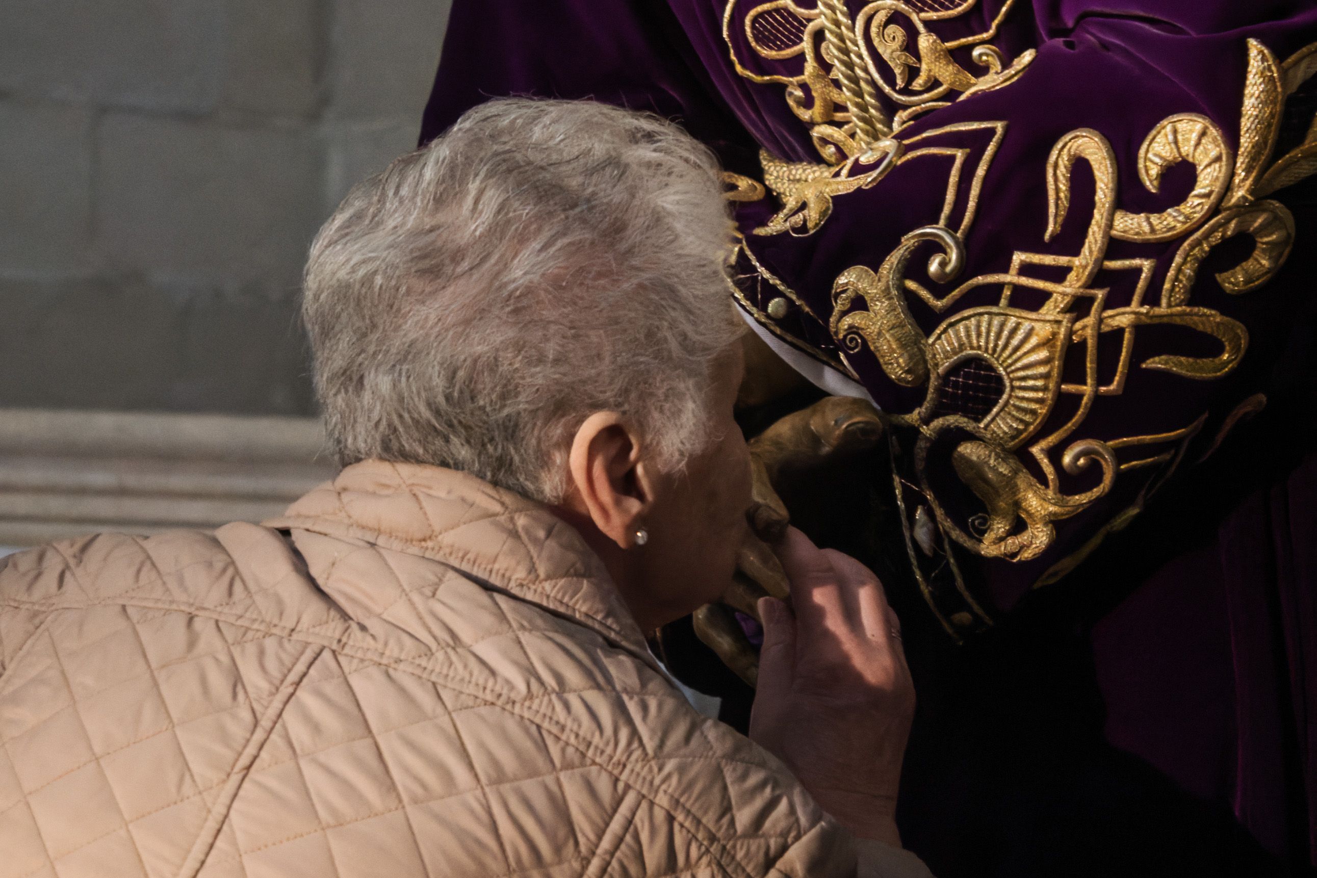 Arranca la Cuaresma permitiendo besar a las imágenes, buen tiempo y mejor ambiente cofrade. En la imagen, una devota besando las manos del Señor de la Vía Crucis.