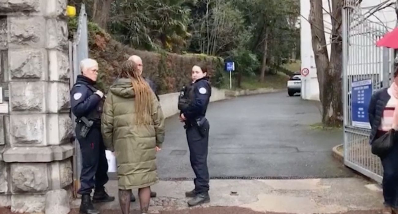 La entrada del instituto donde ha tenido lugar el mortal apuñalamiento a una profesora de español.