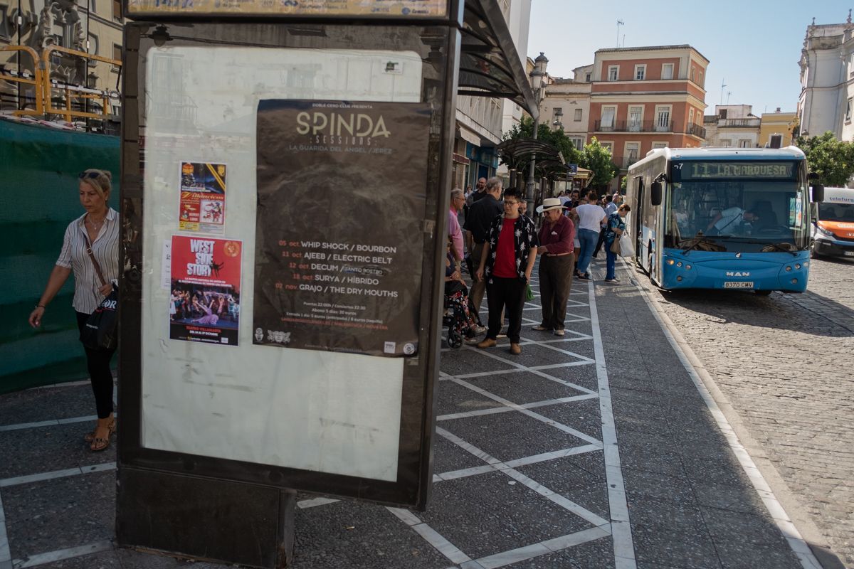 Marquesina en Esteve, con carteles pegados sobre el espacio que ahora el Ayuntamiento pretende volver a comercializar. FOTO: MANU GARCÍA