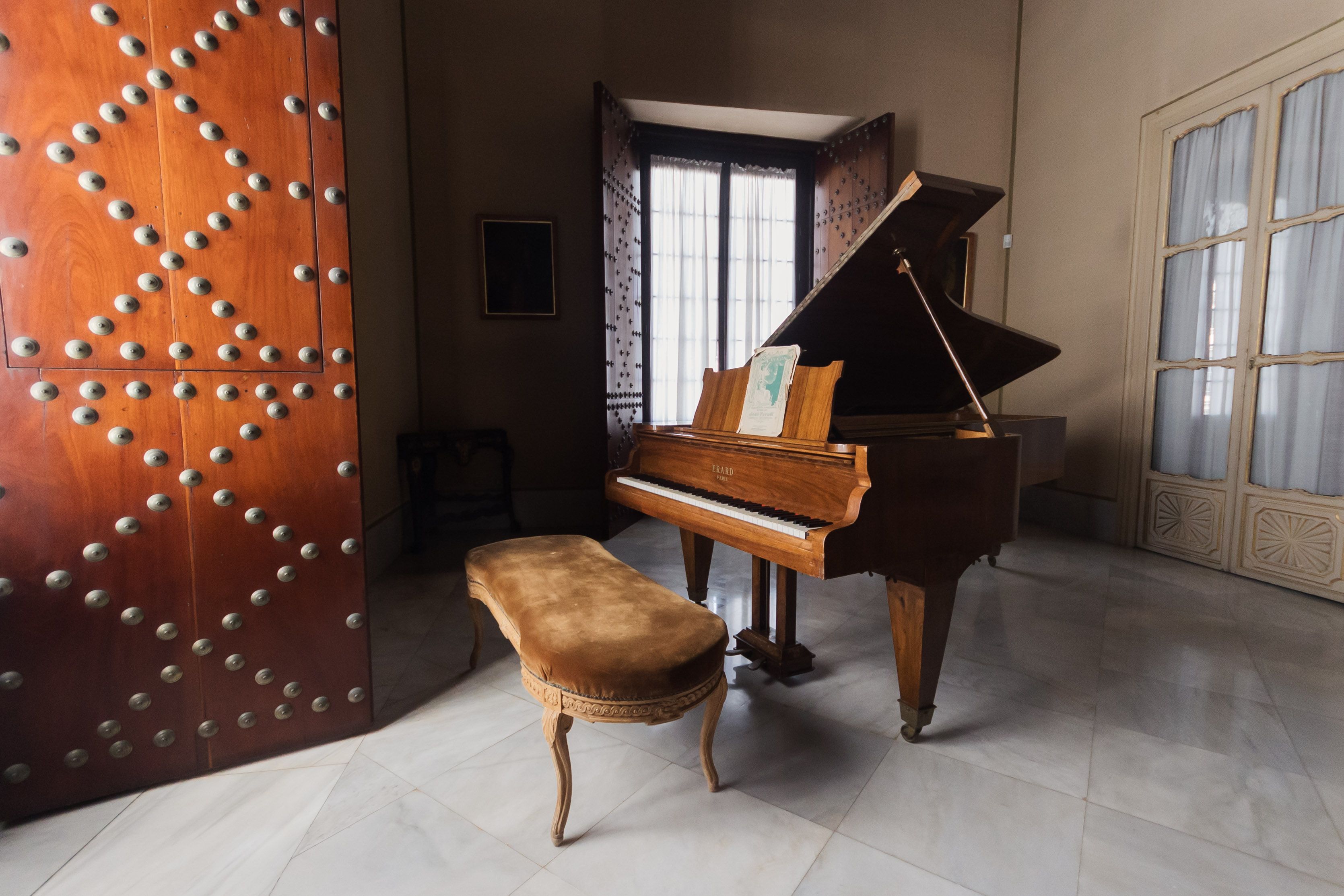 El famoso piano de cola situado en el salón de baile, que ha ganado varios premios.    MANU GARCÍA