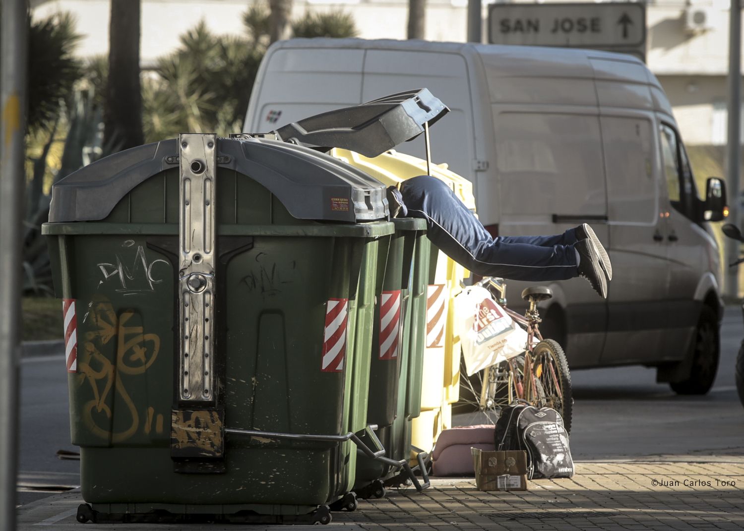 Un hombre rebusca en la basura en Jerez, en una imagen de archivo. FOTO: JUAN CARLOS TORO