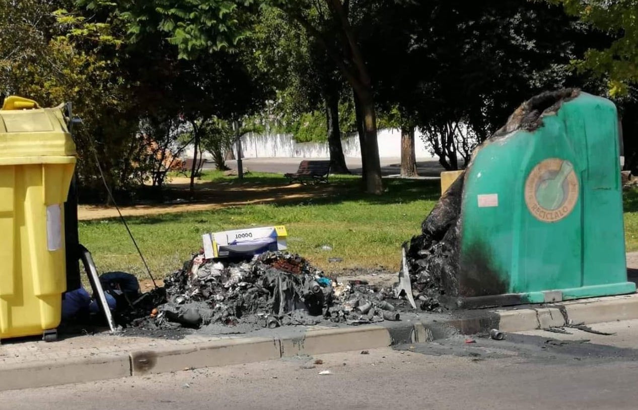 Un contenedor quemado, en la calle Armas de Santiago de Jerez.