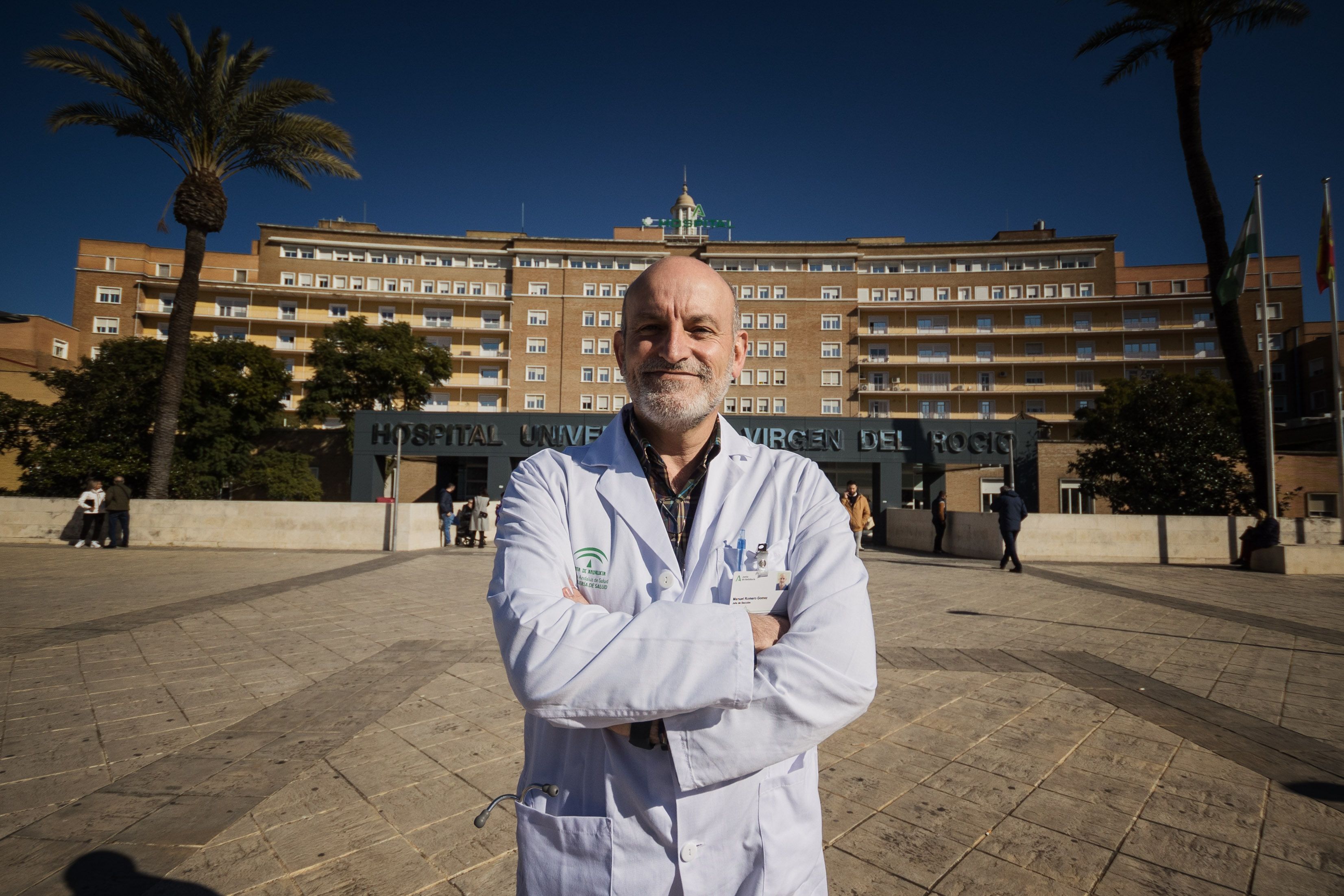 El doctor Manuel Romero, en el Hospital Virgen del Rocío.