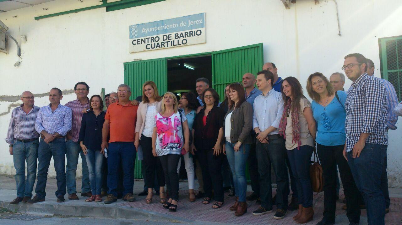 La ex consejera de Medio Ambiente y miembros del gobierno local del PSOE, con la alcaldesa al frente, en una visita hace unos años a Cuartillos.
