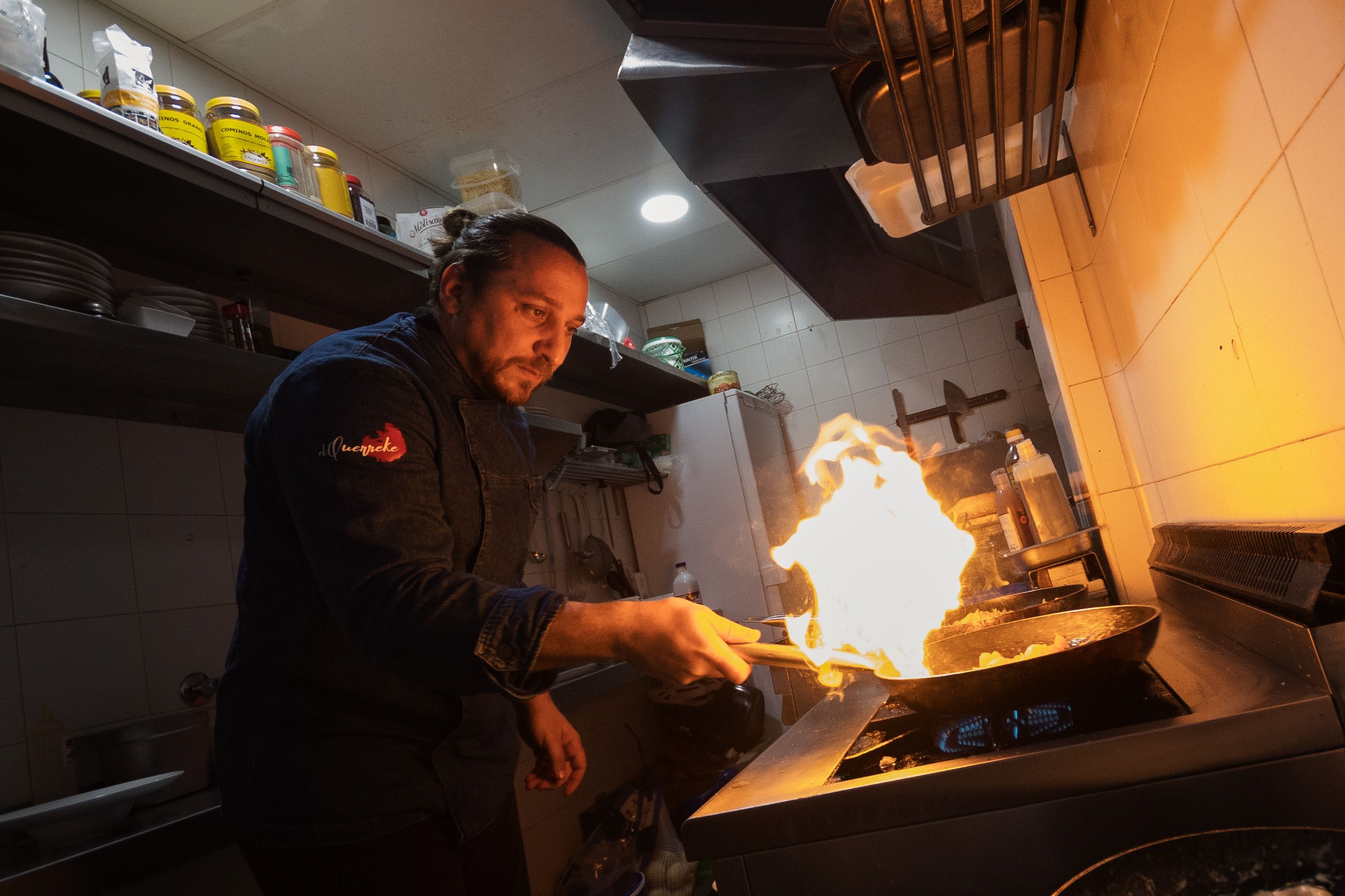 El cocinero entre fogones.      MANU GARCÍA