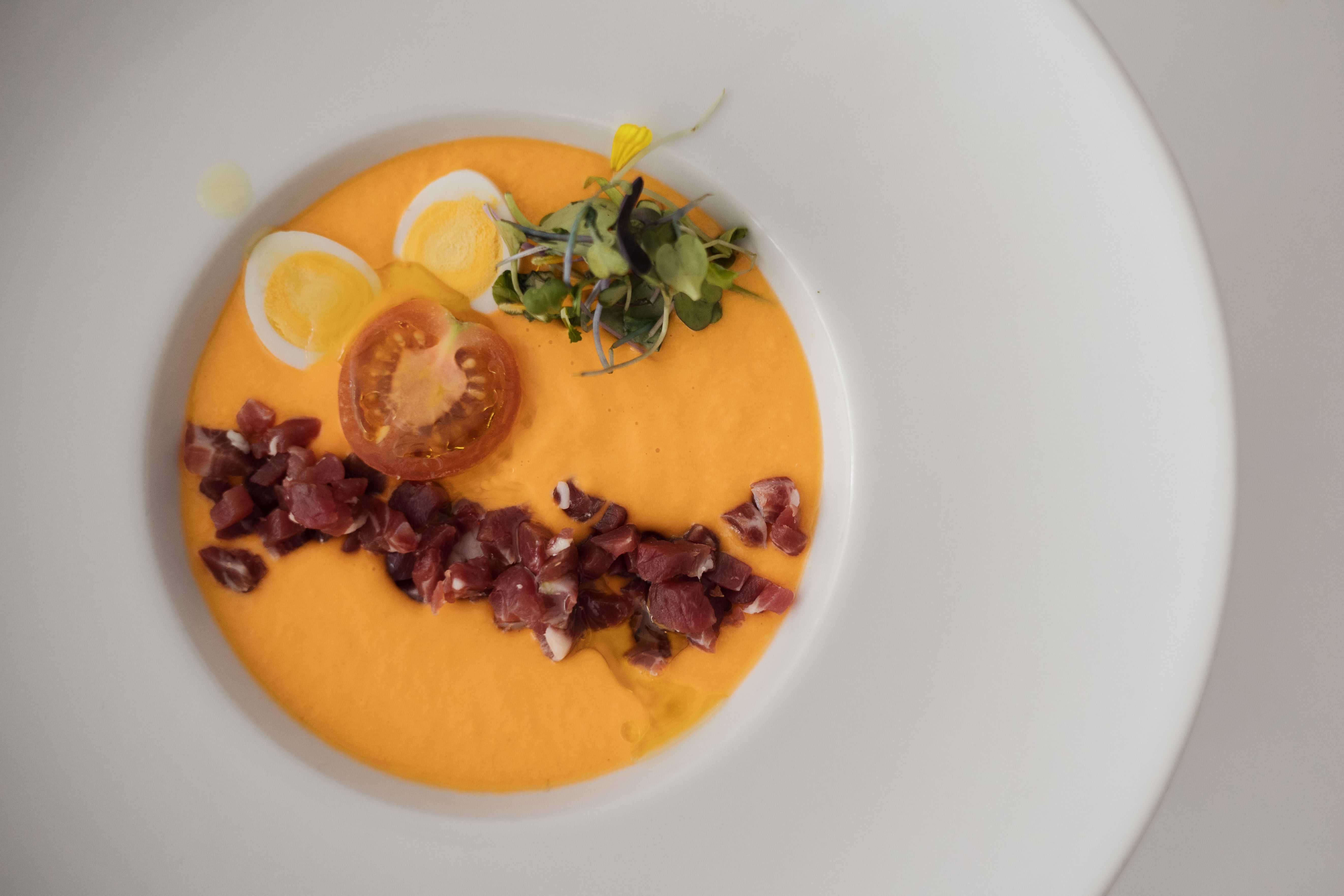 Salmorejo con huevos de codorniz.     MANU GARCÍA