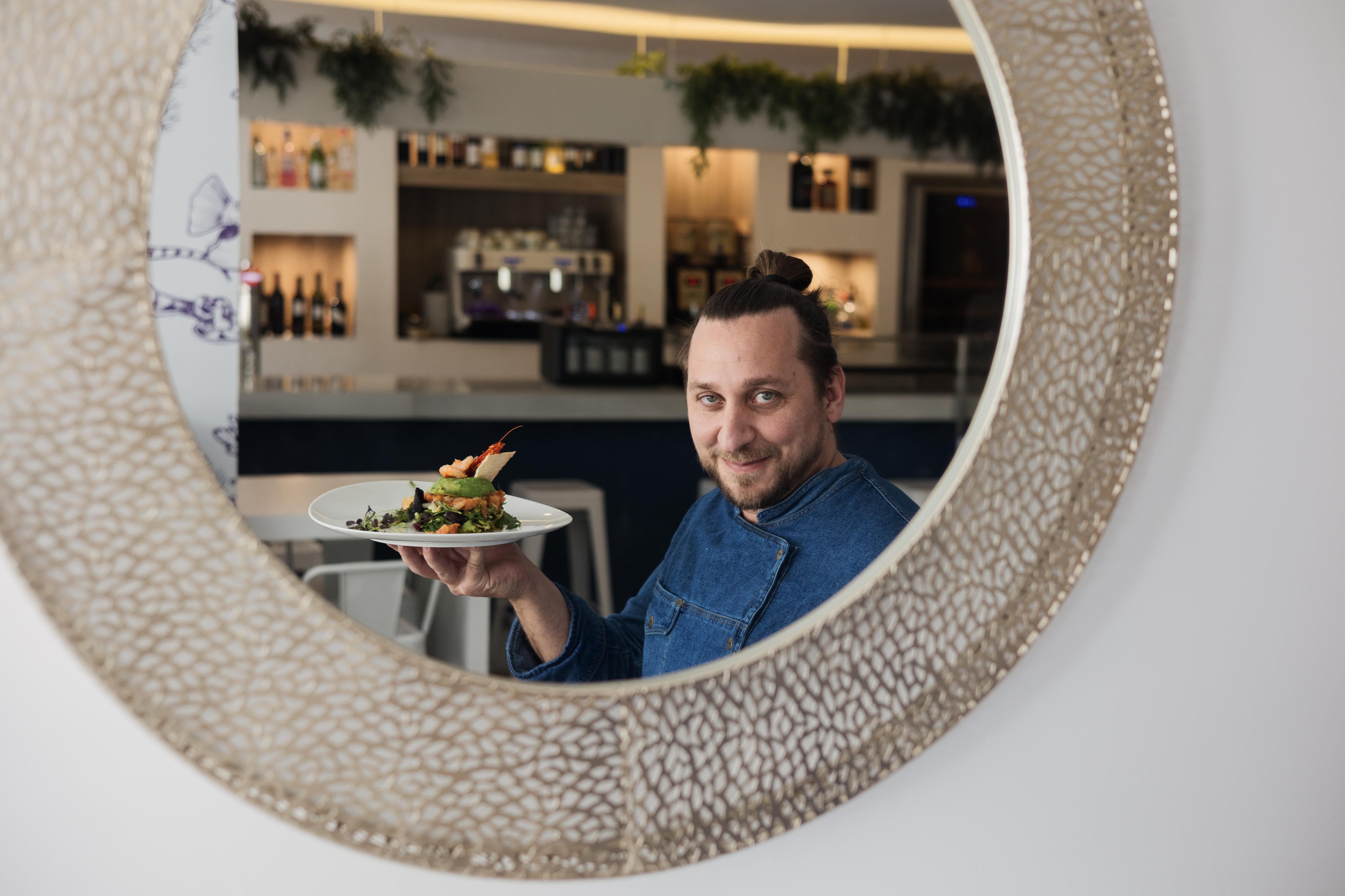 El chef del Querreke en sus labores en la cocina.     MANU GARCÍA