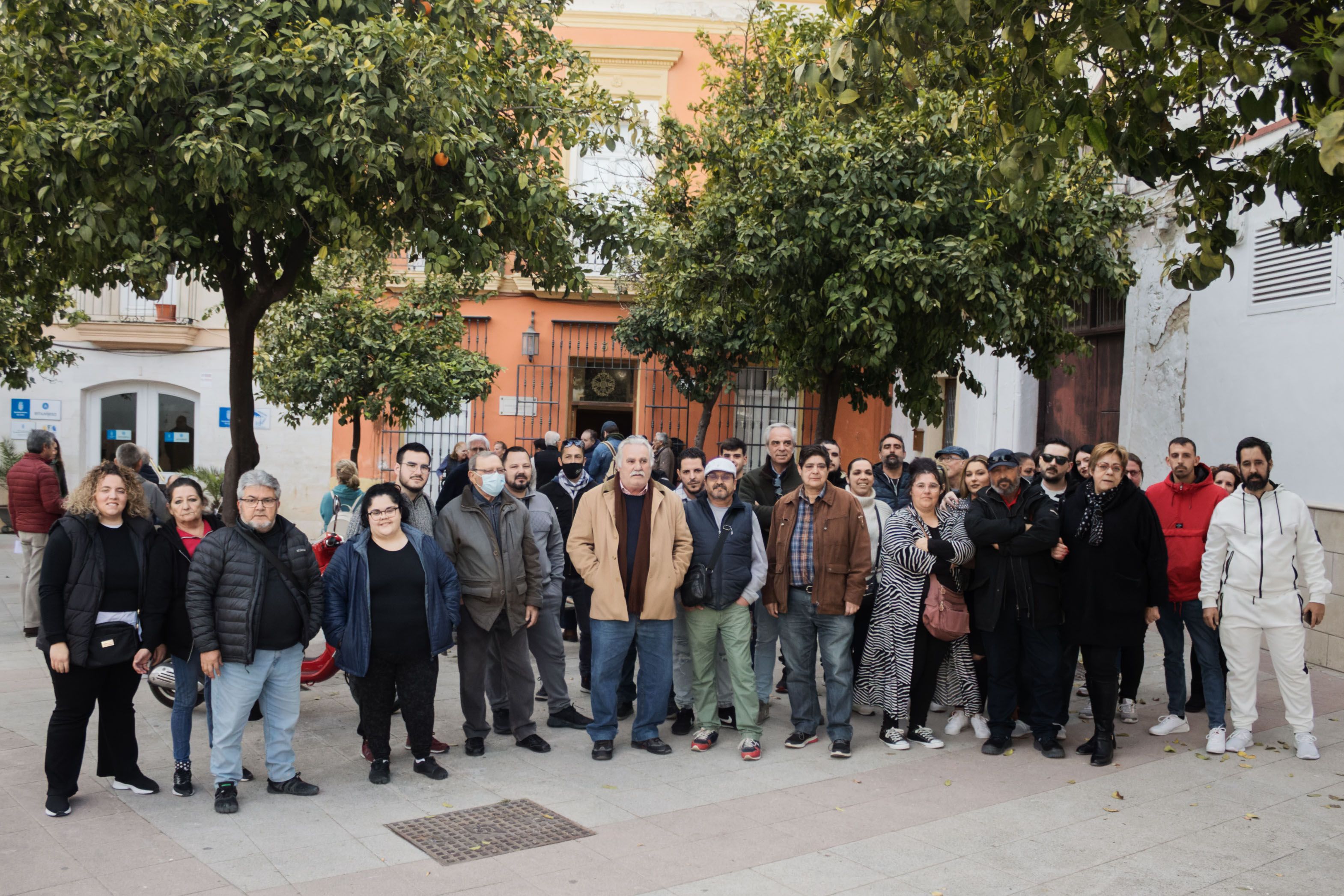 Los afectados durante la concentración llevada a cabo ante la sede de la Unión de Hermandades.
