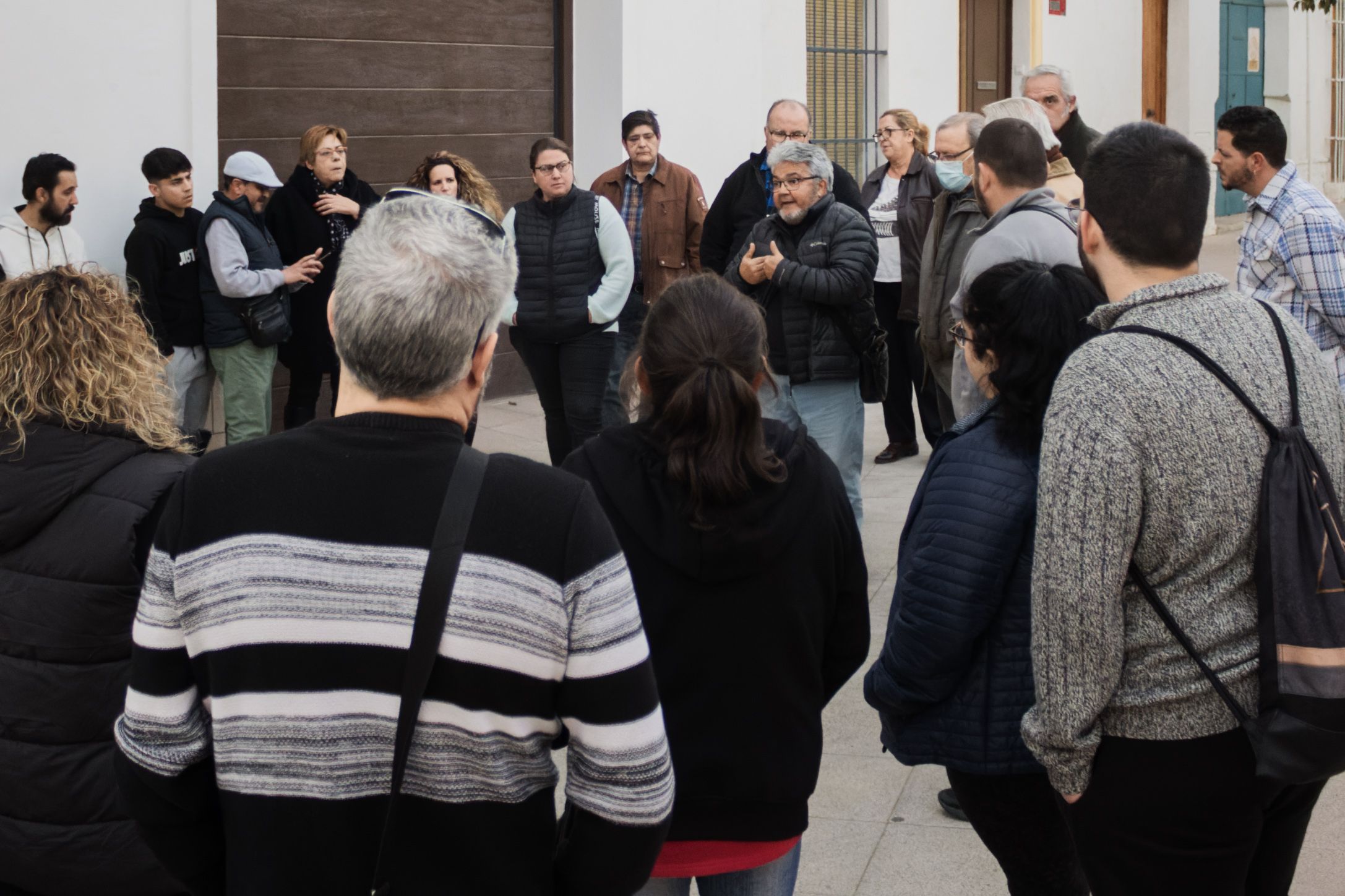Asamblea improvisada en la calle por parte de los afectados. CANDELA NÚÑEZ