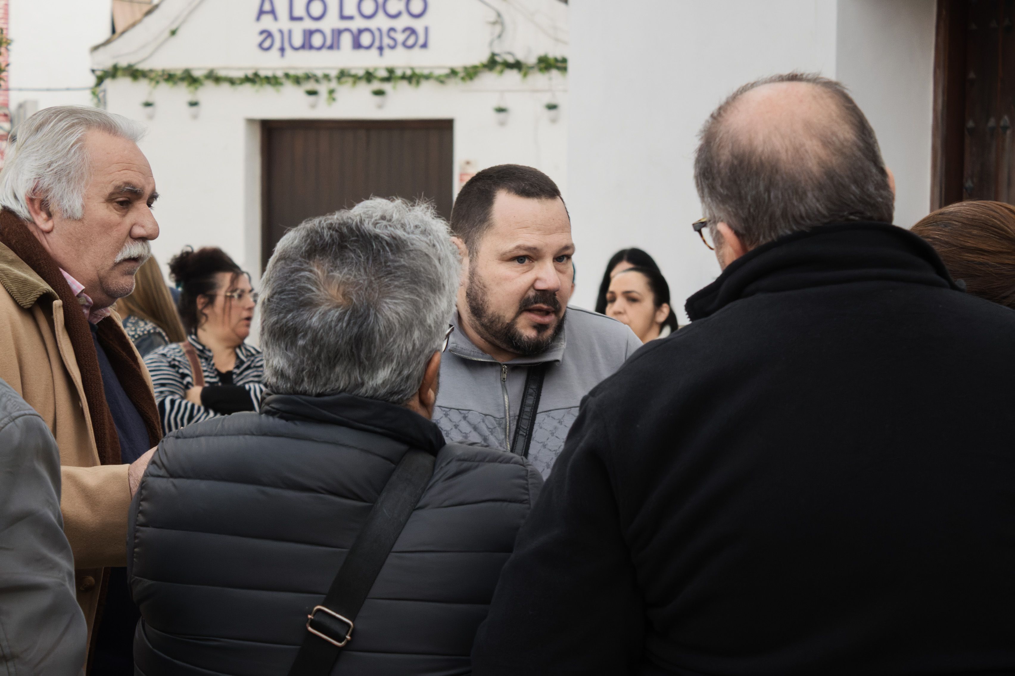 Tensión entre ls personas que protestaban ante la sede cofrade.      CANDELA NÚÑEZ