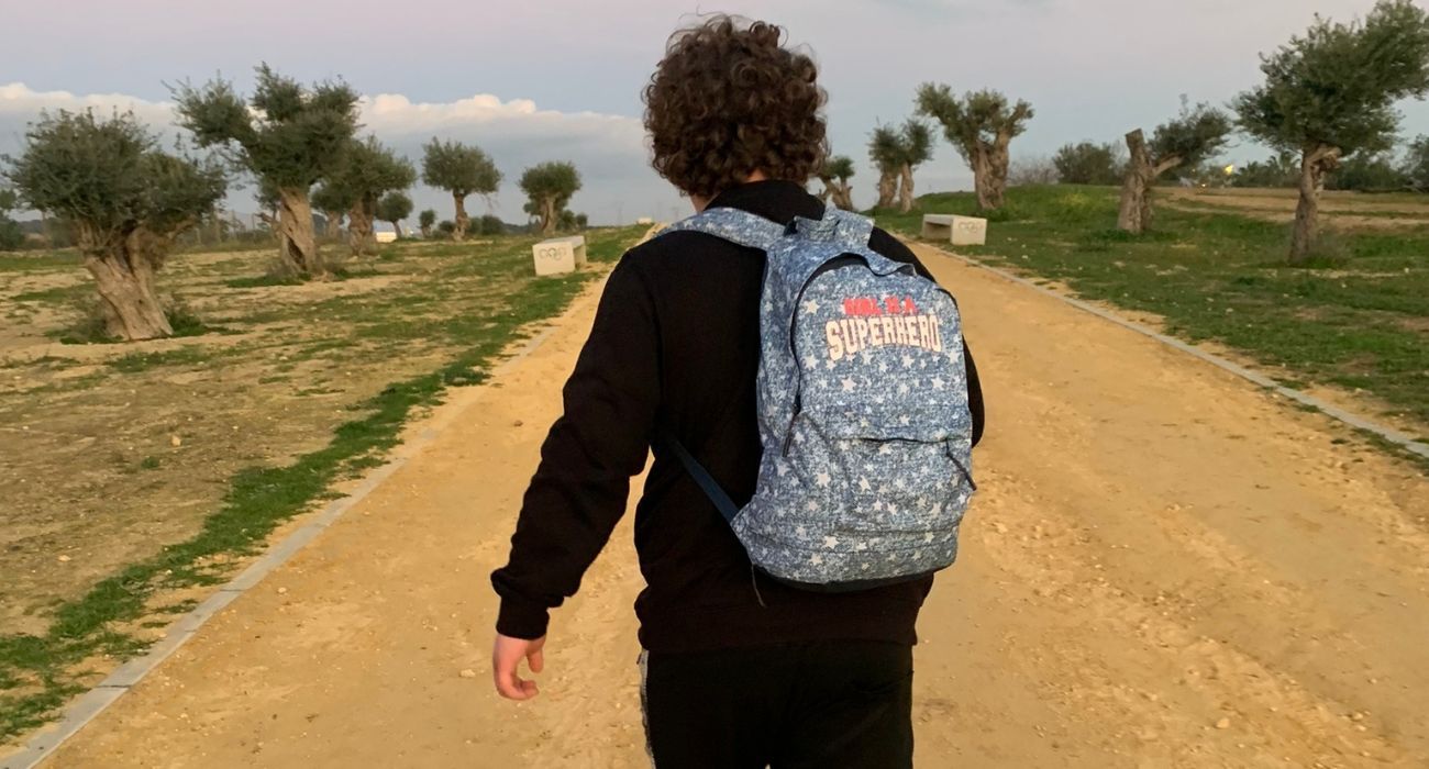 Víctor sufre espectro autista severo. Su conducta ha empeorado y su familia vive un infierno.