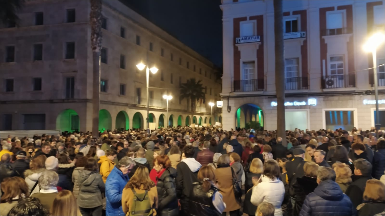 Impresionante movilización por la sanidad pública en Huelva, este pasado jueves por la tarde.