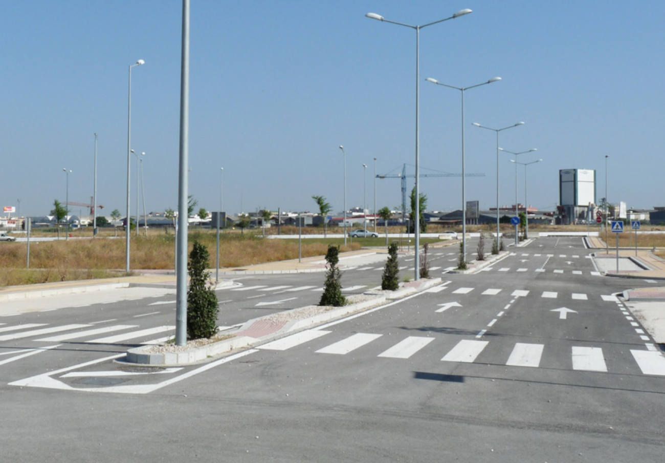 Vía que enlaza la SE-30 con la A-92 en Sevilla, donde piden instalar una pasarela ciclo-peatonal. 