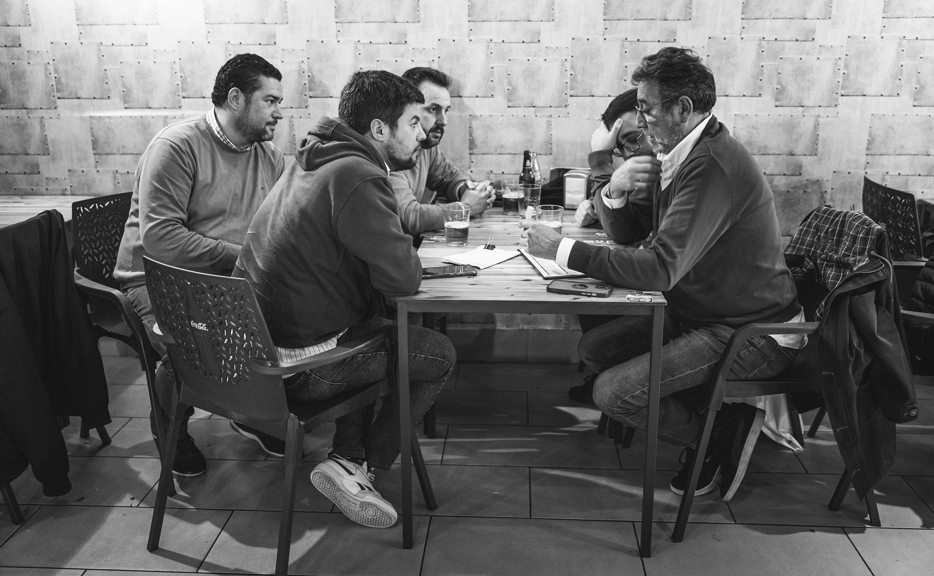 Reunión previa del equipo antes de empezar el ensayo. ESTEBAN