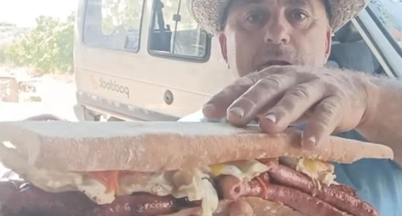 Ginés, con uno de sus bocadillos tamaño XXL.