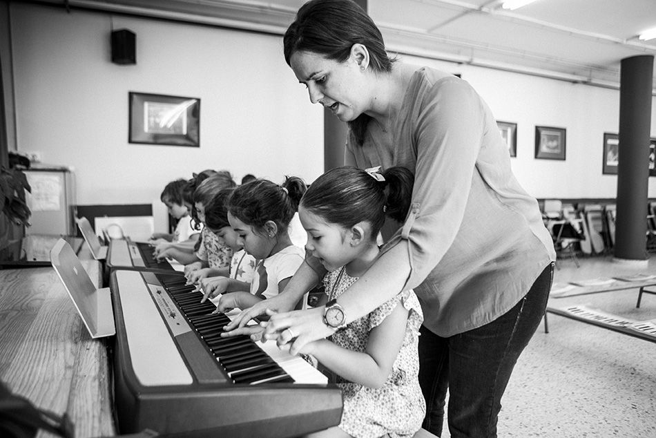 Una profesora enseña a un grupo de niños. Un importante curso musical infantil llegará a Jerez en Semana Santa.