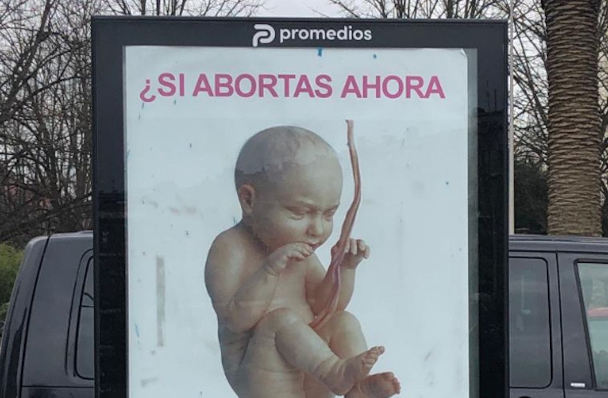 Carteles falsos de la Conferencia Episcopal Española en las marquesinas de Donostia, en San Sebastián. Carteles falsos de la Conferencia Episcopal Española en las marquesinas de Donostia, en San Sebastián.