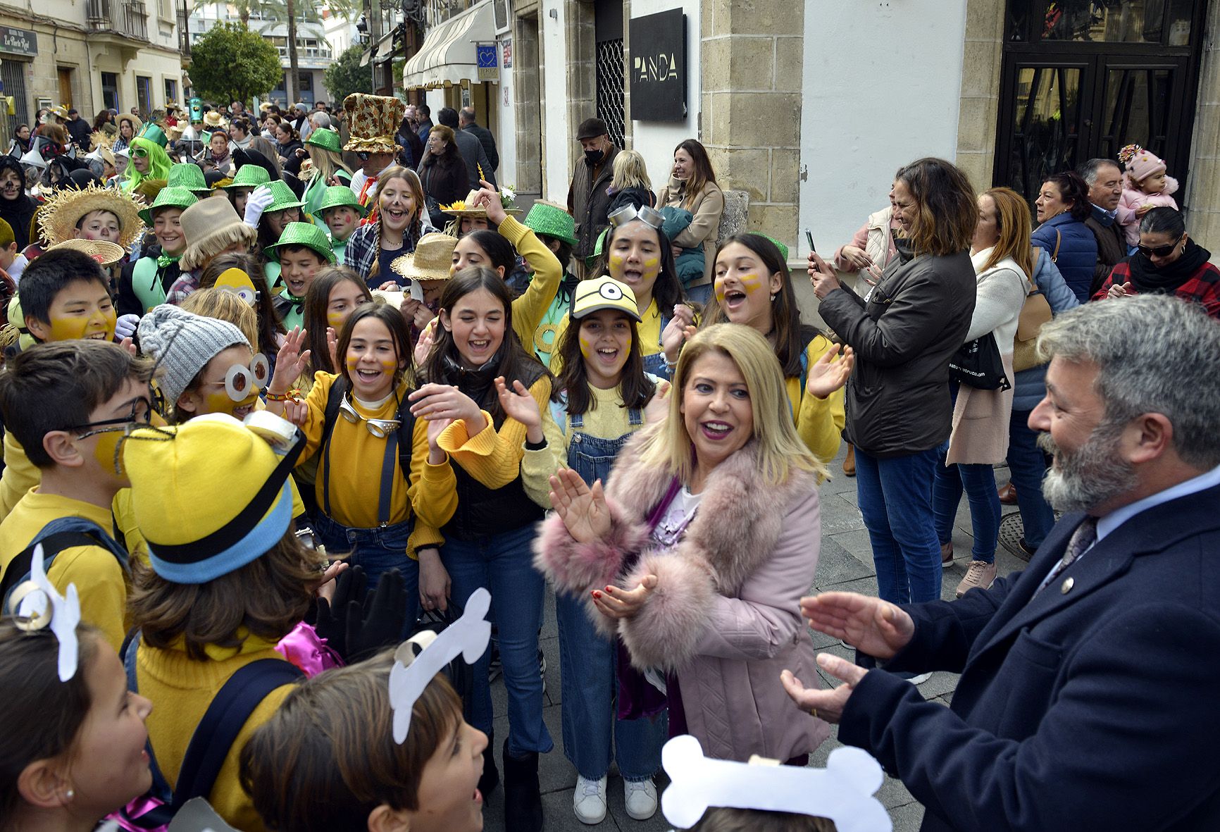 Sánchez y el delegado de Fiestas rodeados de escolares que participaban en el pasacalles infantil. 