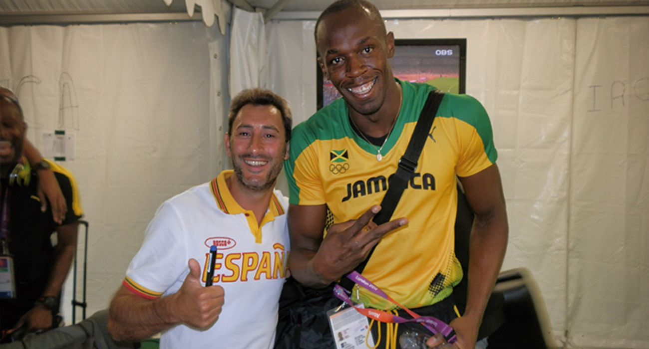 Ángel Basas, fisio de la Federación Española de Atletismo, junto a Usain Bolt.