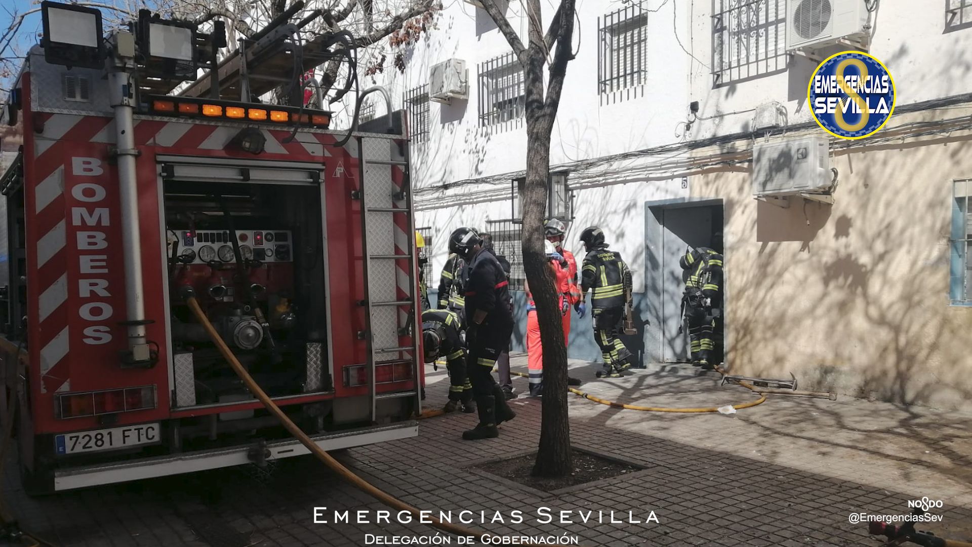 Bomberos de Sevilla, en el lugar del incendio.