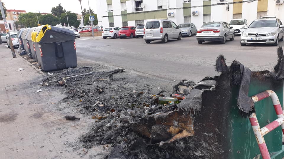 Contenedores calcinados en La Granja, este pasado miércoles.