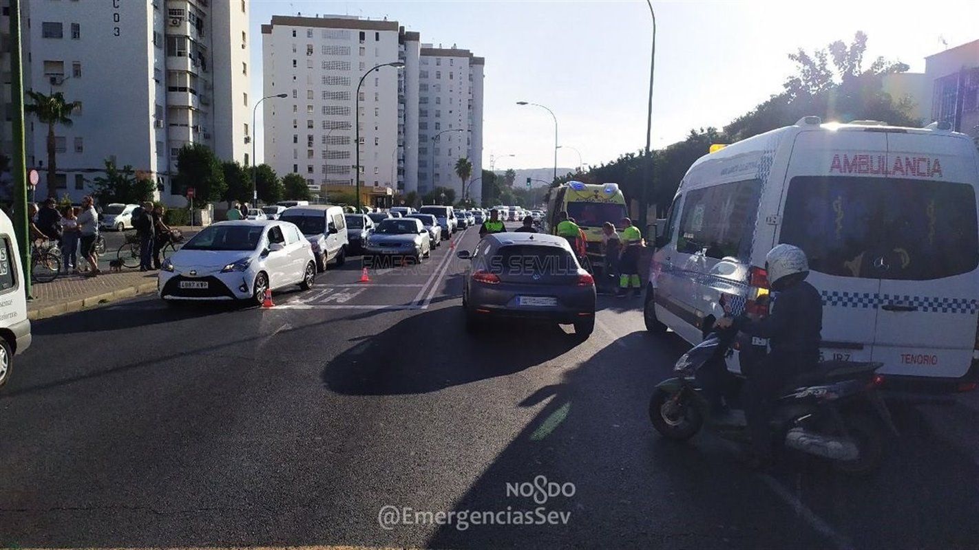 Momento tras el atropello en la Carretera de Carmona de Sevilla.