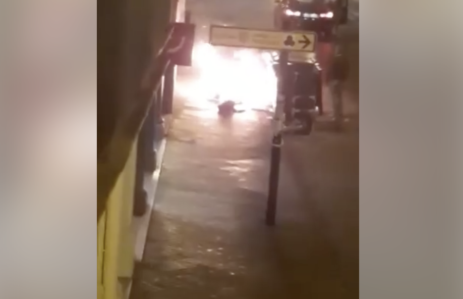 Imagen del vídeo vecinal del pirómano, tras prender fuego a un contenedor en Medina.