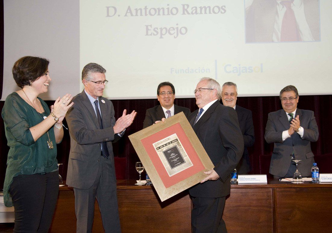 Antonio Ramos, en uno de los muchos reconocimientos que ha recibido por su labor periodística.