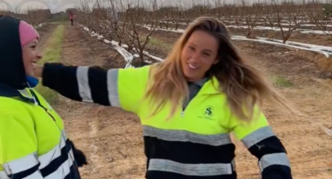Carmen Sánchez, toda una 'influencer' agrícola, en una imagen de uno de sus vídeos en redes.