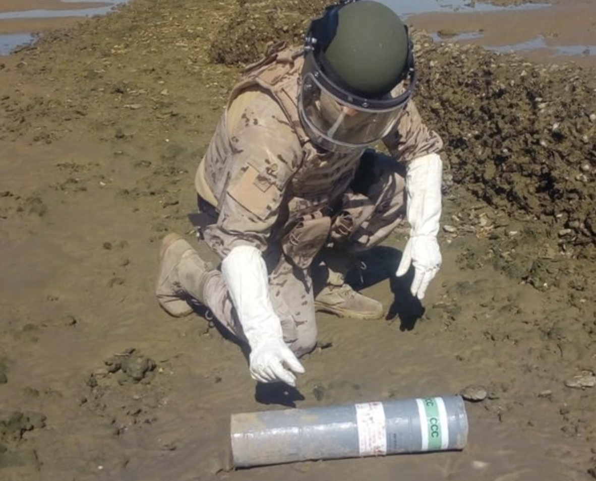 Desactivación de la bengala en la playa sanluqueña de La Jara.