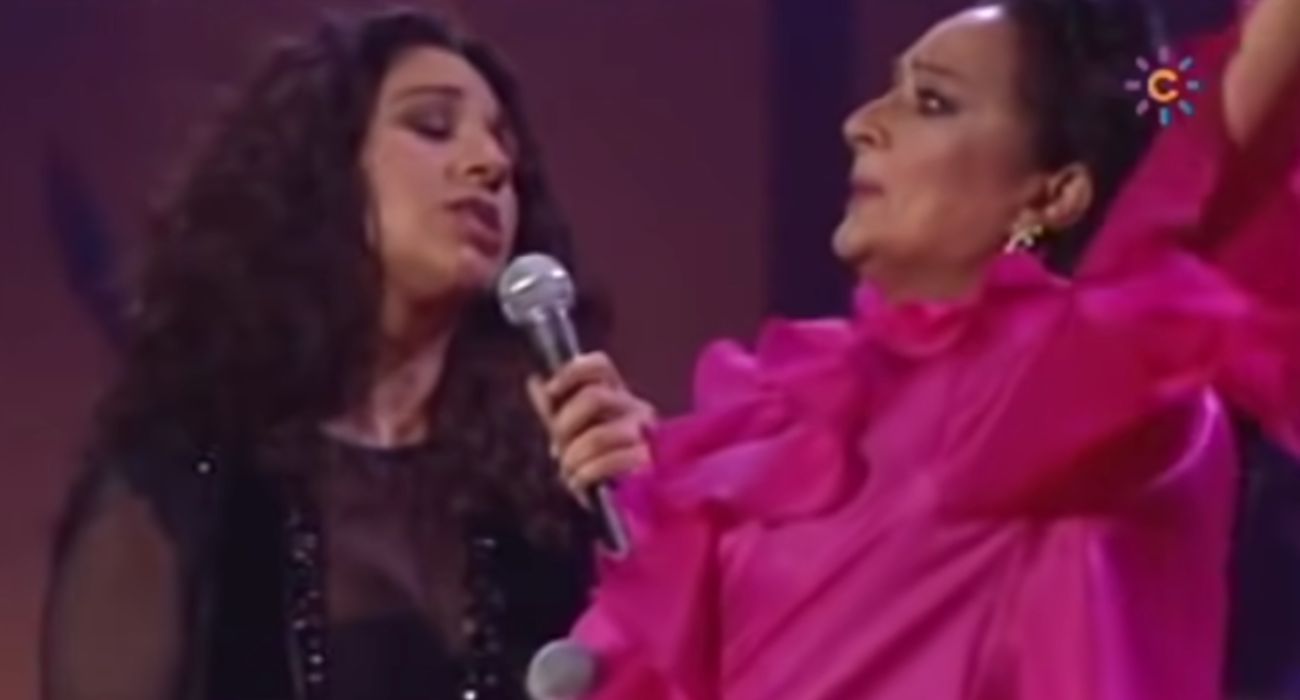Lolita, cantando junto a su madre en una de las últimas actuaciones de Lola Flores.