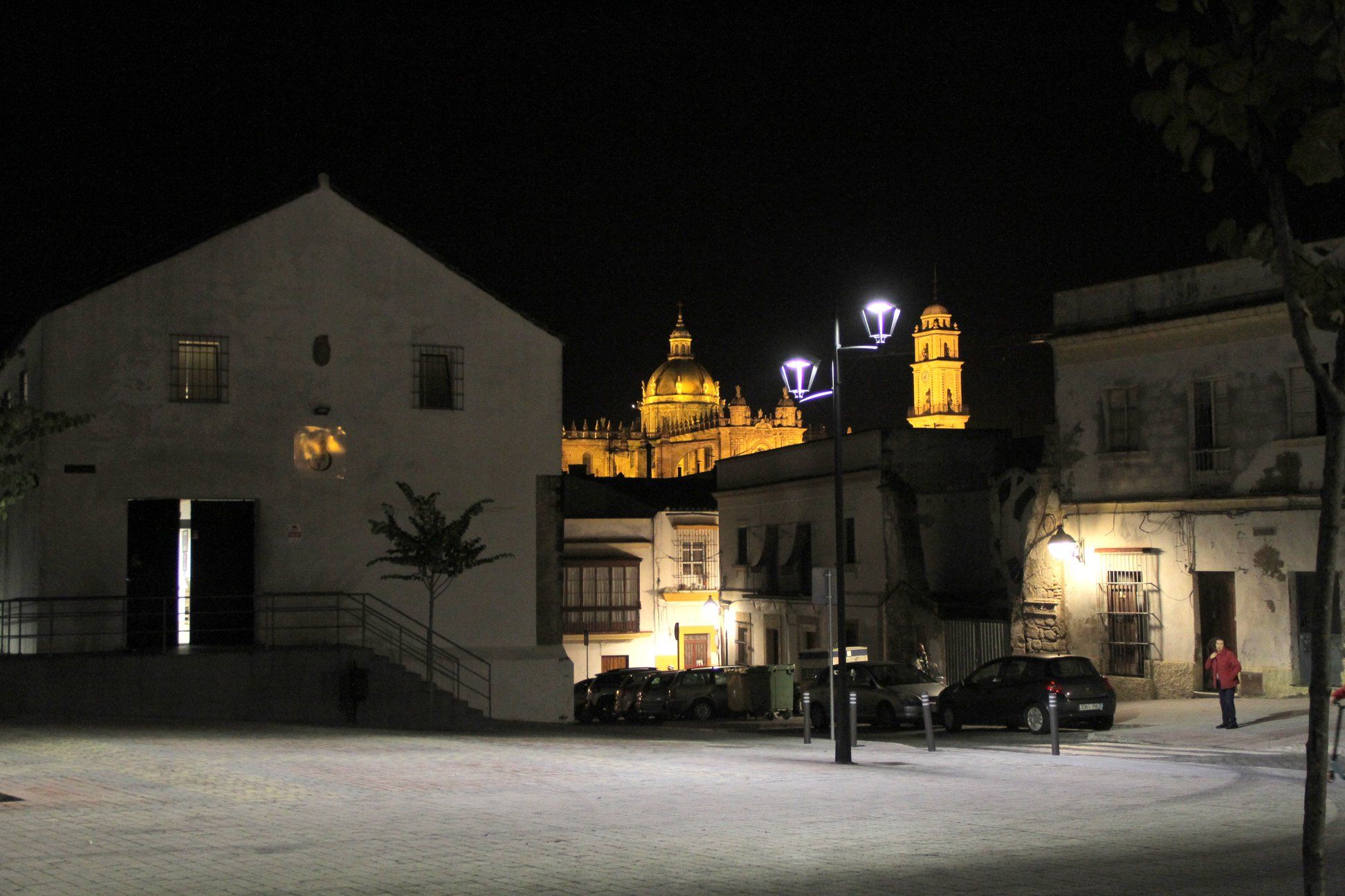 Vista nocturna de la peña Buena Gente en la Nave del Aceite, en plaza Belén.