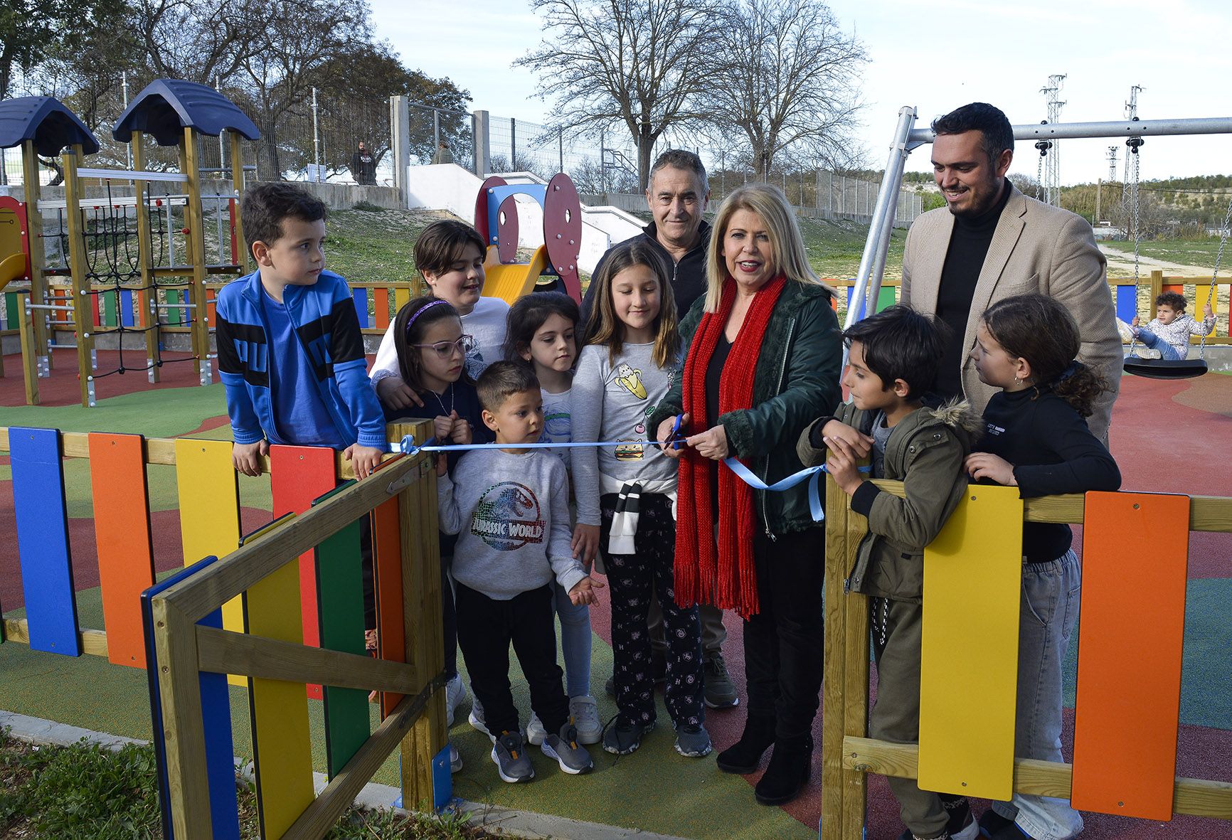 La alcaldesa corta la cinta del nuevo parque infantil de Mesas de Asta, en el Jerez rural.