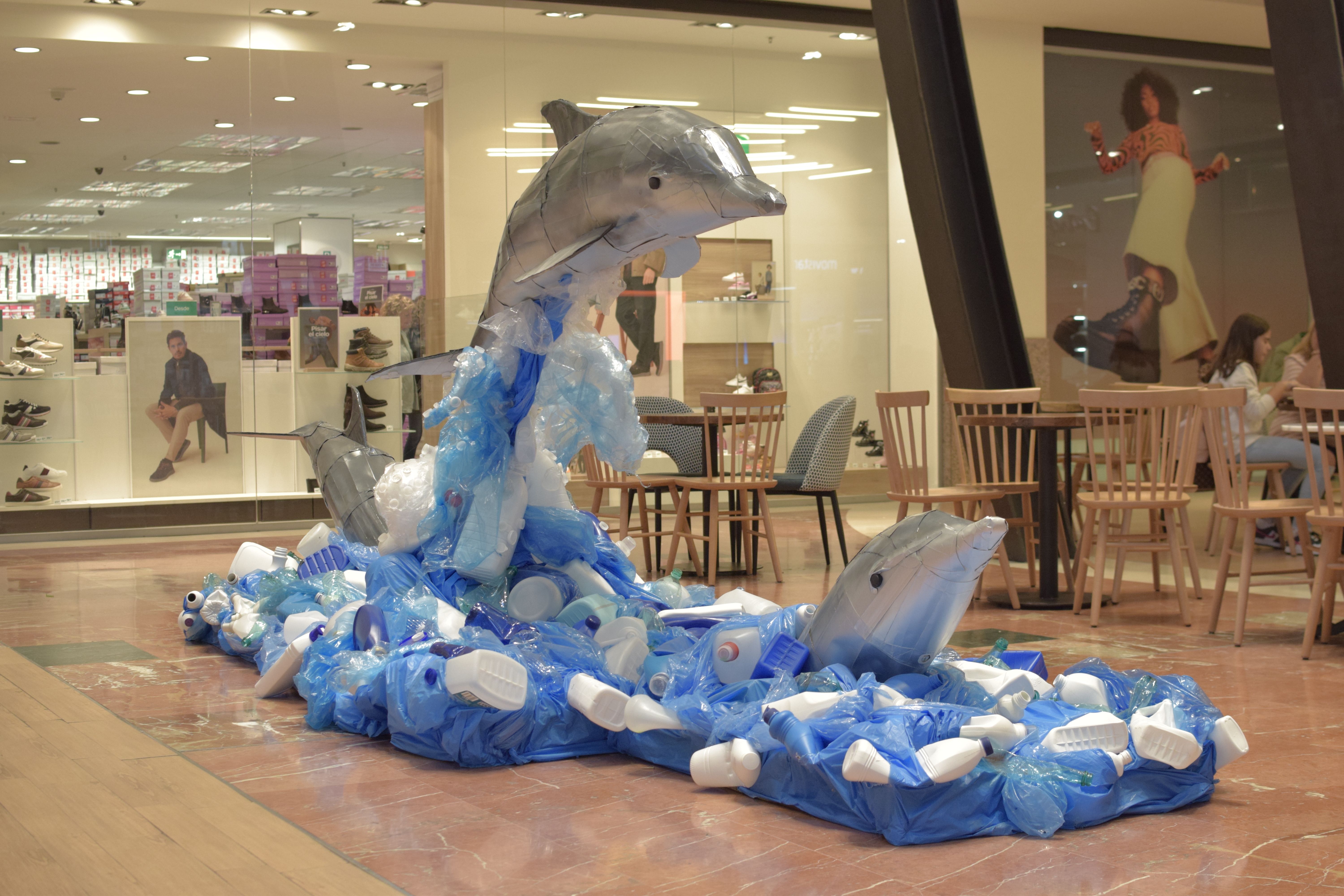 Una de las esculturas, confeccionadas con material de reciclaje, que ha sido donada por Área Sur.