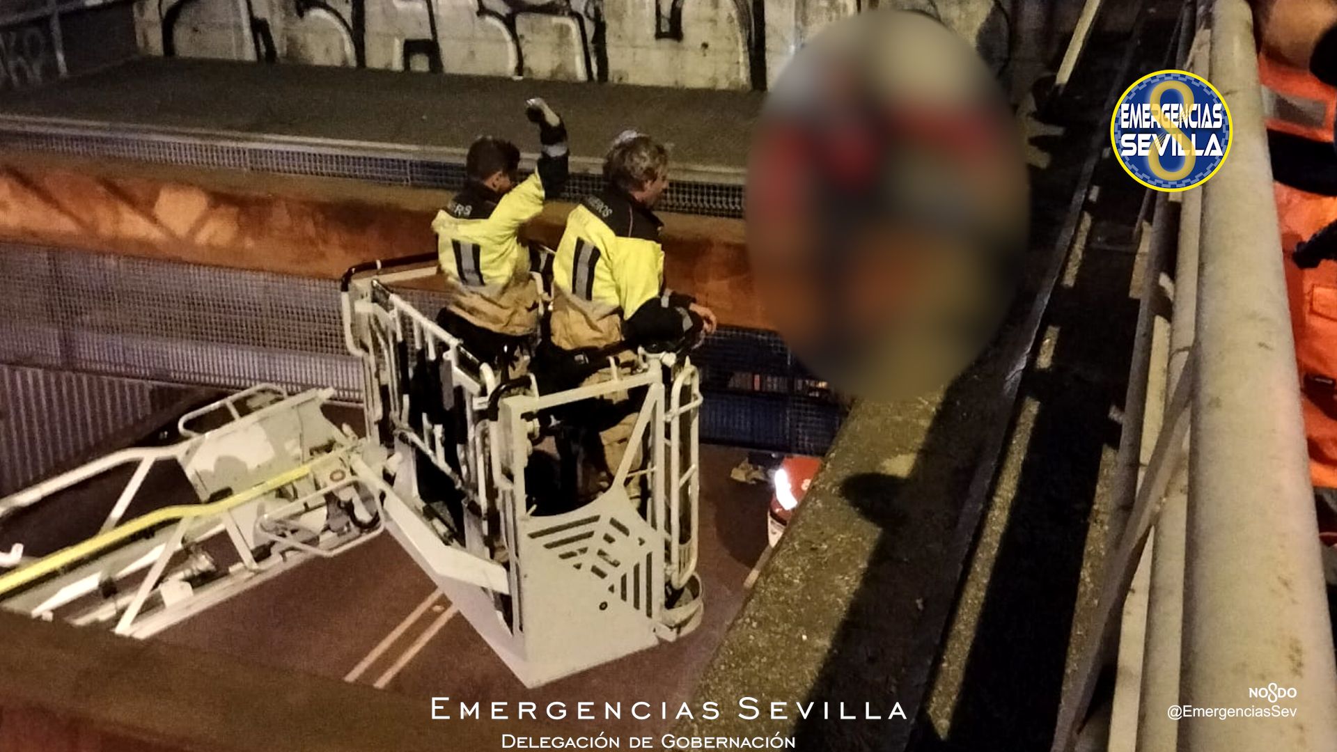 Bomberos de Sevilla, en las labores de rescate. Bomberos de Sevilla, en las labores de rescate.