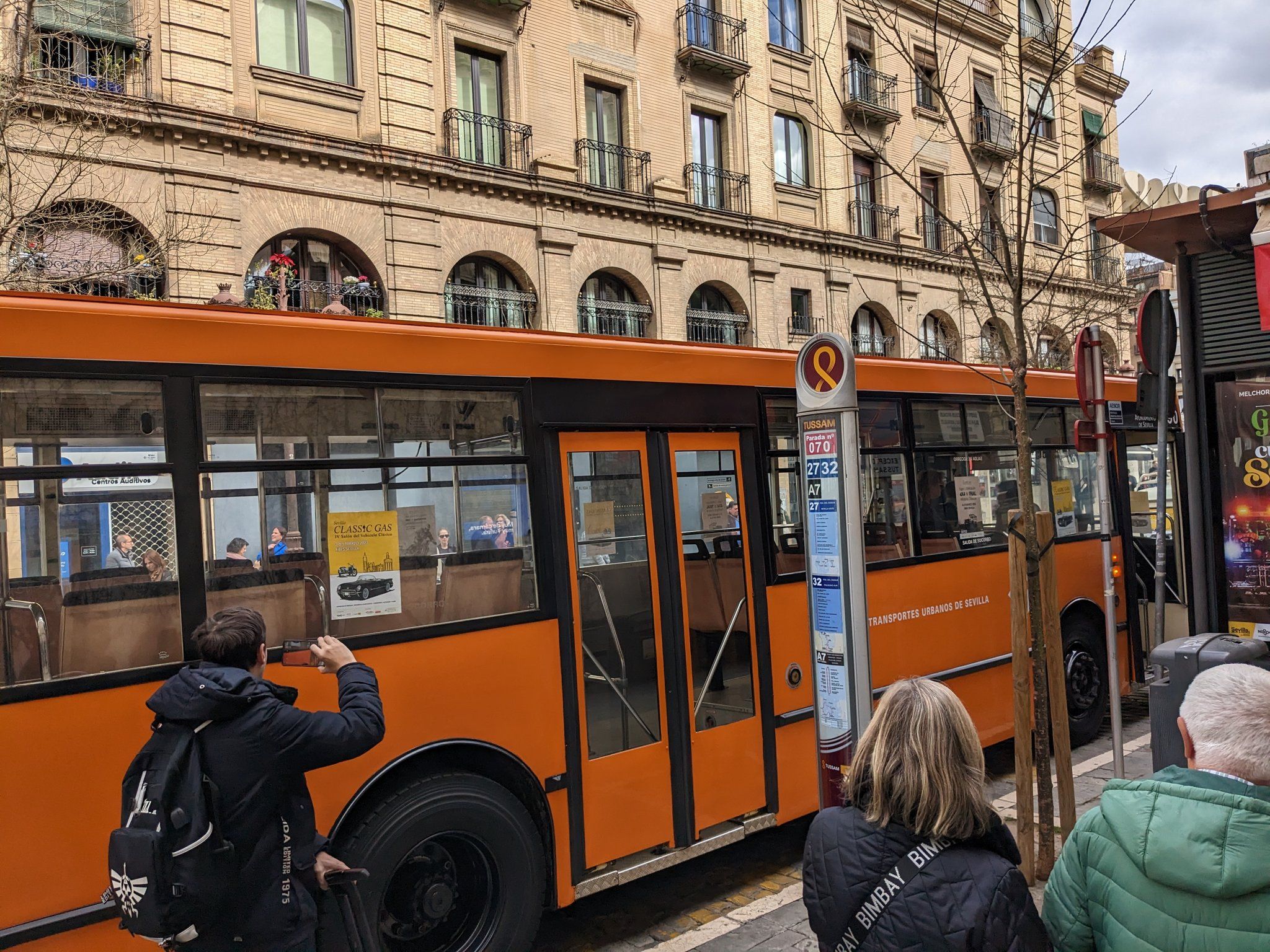 Un histórico autobús naranja, por las calles de Sevilla.   @PIZARRAYA
