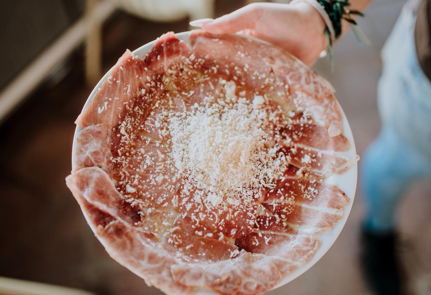 Carpaccio de ventresca de atún rojo ahumado, de Herpac, en una foto del bar Abacería la Familia, en Castilleja de la Cuesta (Sevilla).