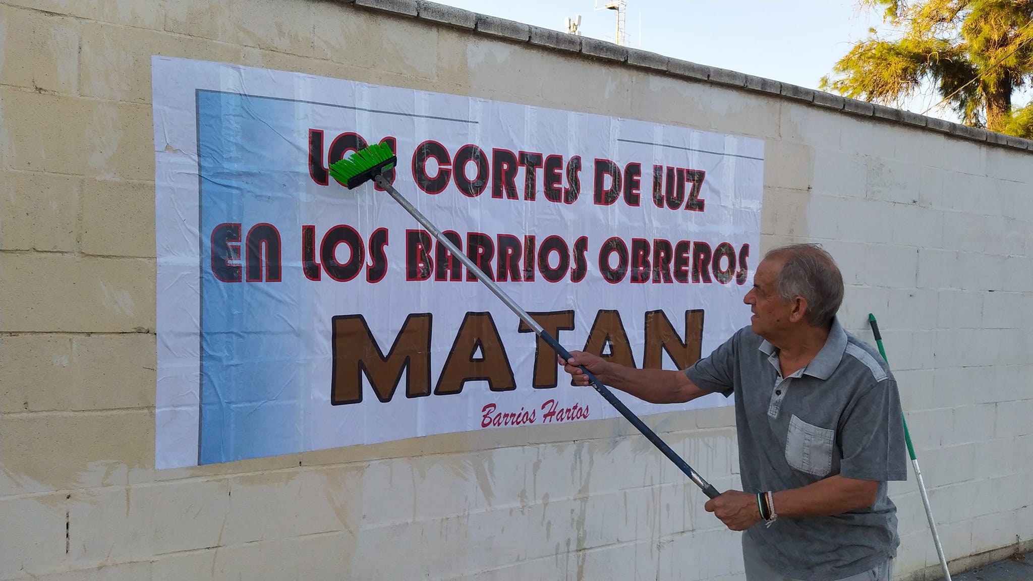 Una pancarta de Barrios Hartos.