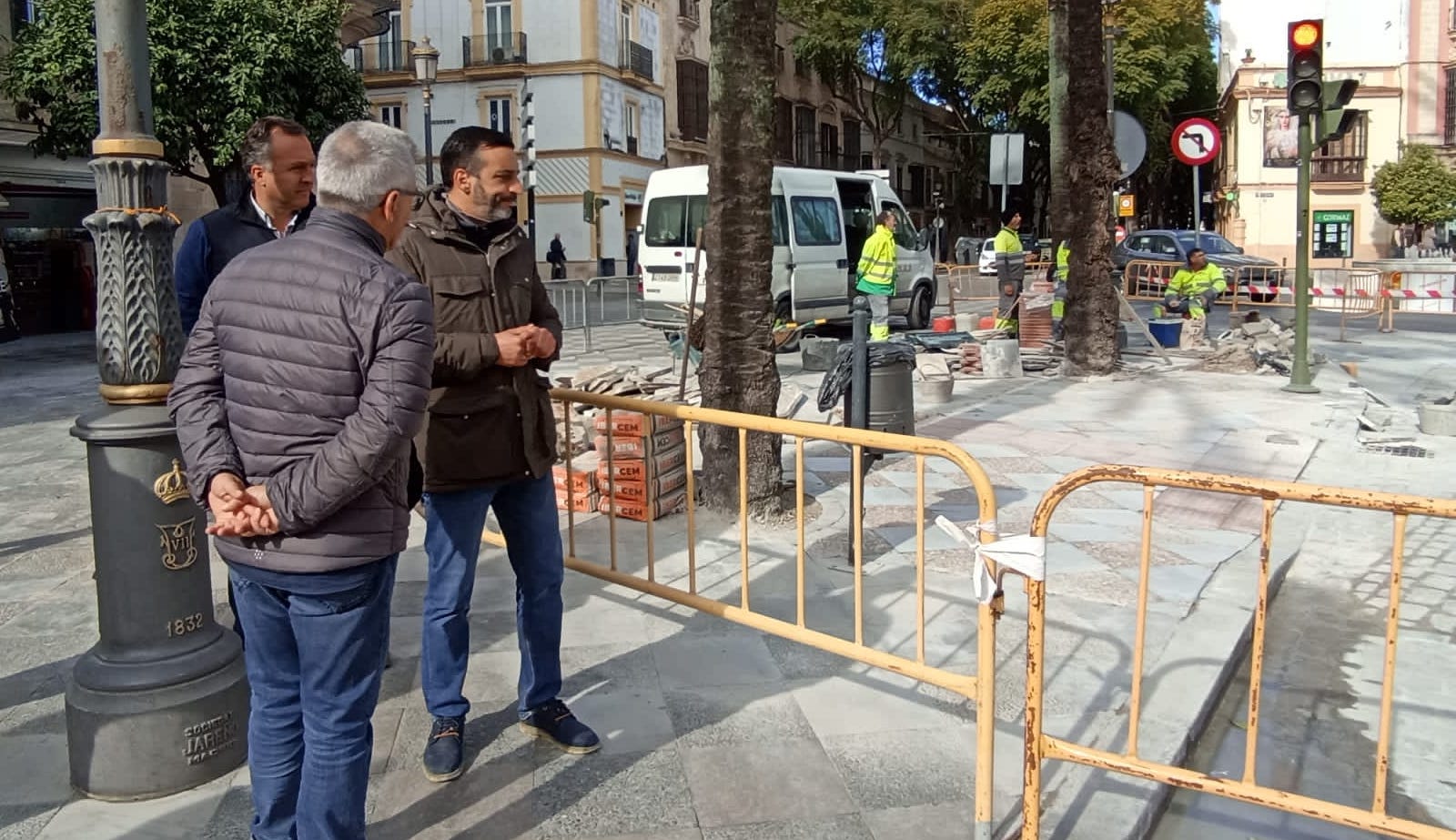 José Antonio Díaz, supervisando obras en la calle Larga.