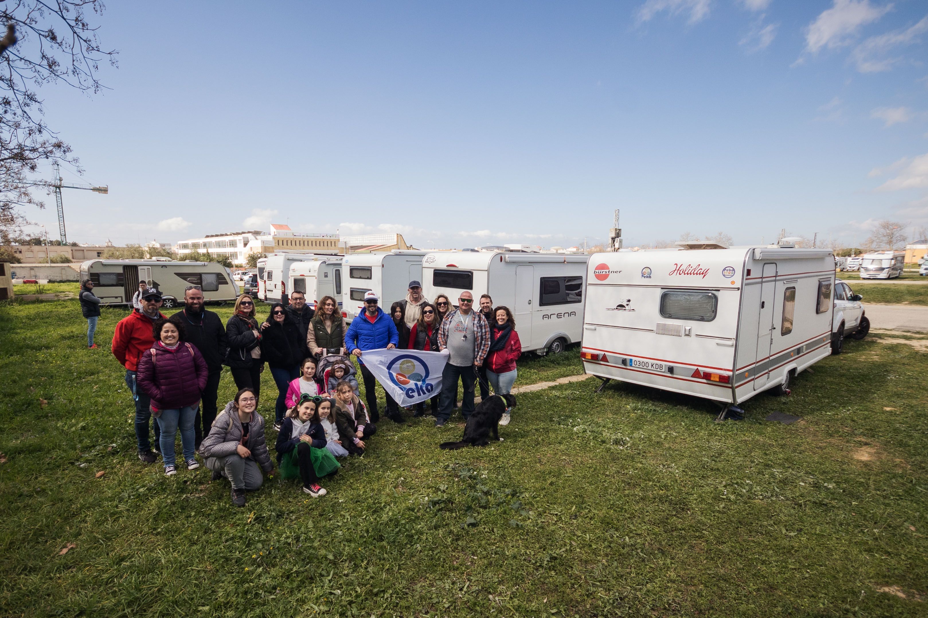 Viajeros y viajeras itinerantes de la PEKA en el nuevo área de estacionamiento de vehículos vivienda en Puerto Real.