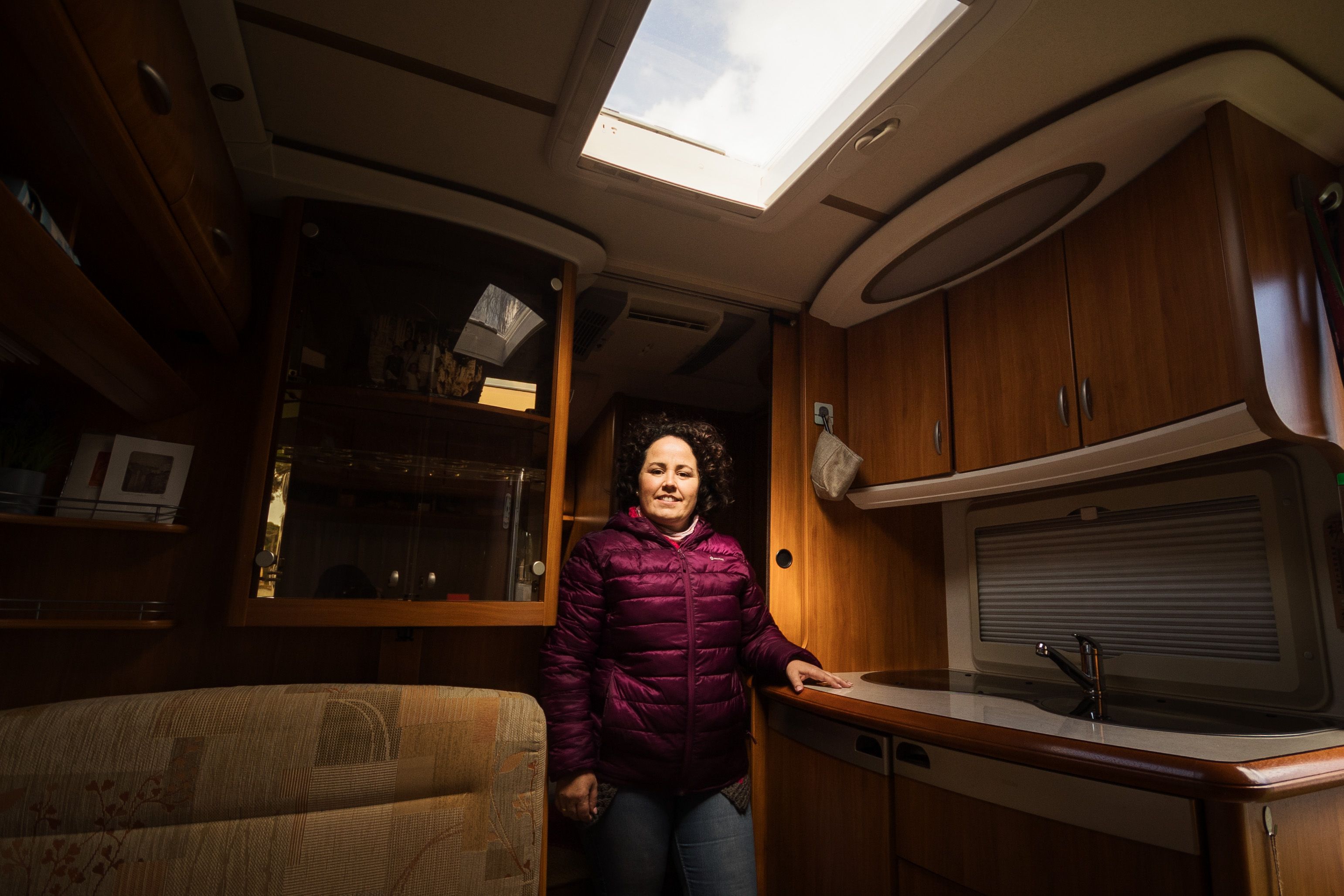 Dalia muestra las partes de su autocaravana. 